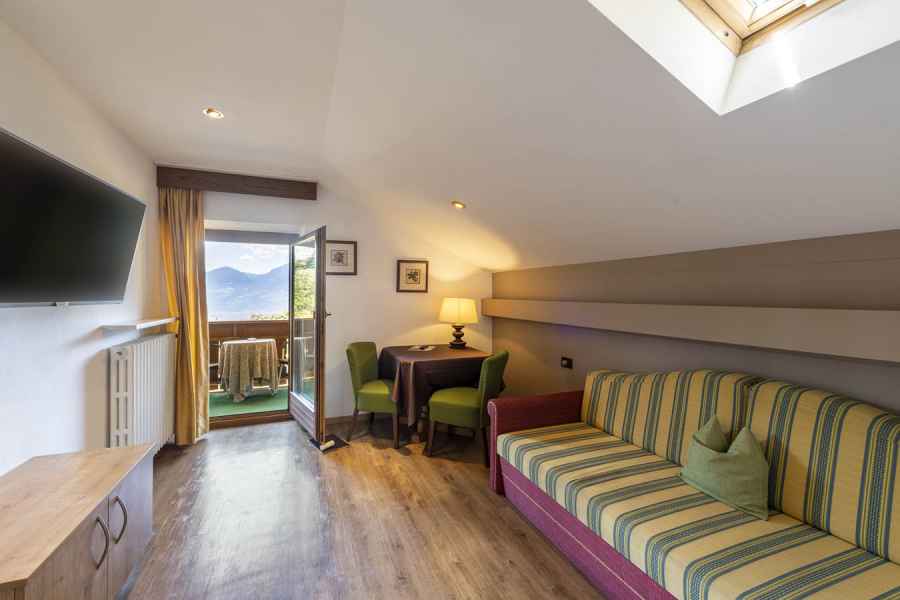 Camera con balcone e divano